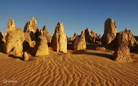 Pinnacles nổi bật với hàng nghìn cột đá độc đáo giữa sa mạc, là điểm tham quan ấn tượng gần Perth, Úc.