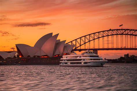 Hoàng hôn tại Vivid Sydney với Sydney Opera House và Harbour Bridge rực rỡ ánh sáng