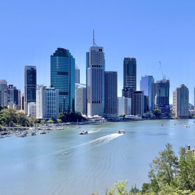 Toàn cảnh thành phố Brisbane bên sông tại Úc, điểm đến du lịch nổi bật trong hành trình tour Úc cùng Tourluk