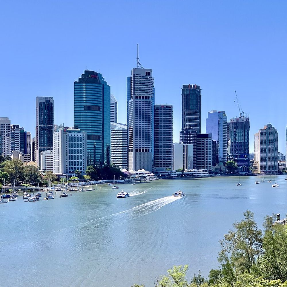 Toàn cảnh thành phố Brisbane bên sông tại Úc, điểm đến du lịch nổi bật trong hành trình tour Úc cùng Tourluk