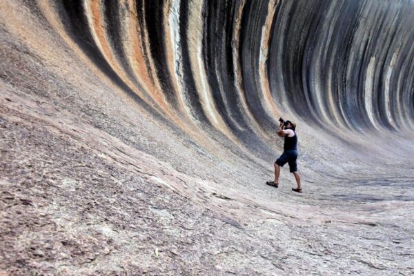 Wave Rock Perth Australia với khối đá granite hình con sóng cao 15 mét