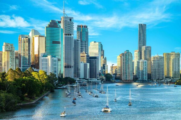 Toàn cảnh thành phố Brisbane với các tòa nhà hiện đại bên dòng sông Brisbane dưới bầu trời xanh của Australia.