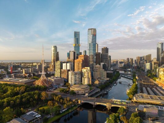 Toàn cảnh Melbourne Australia với skyline hiện đại và sông Yarra nhìn từ trên cao